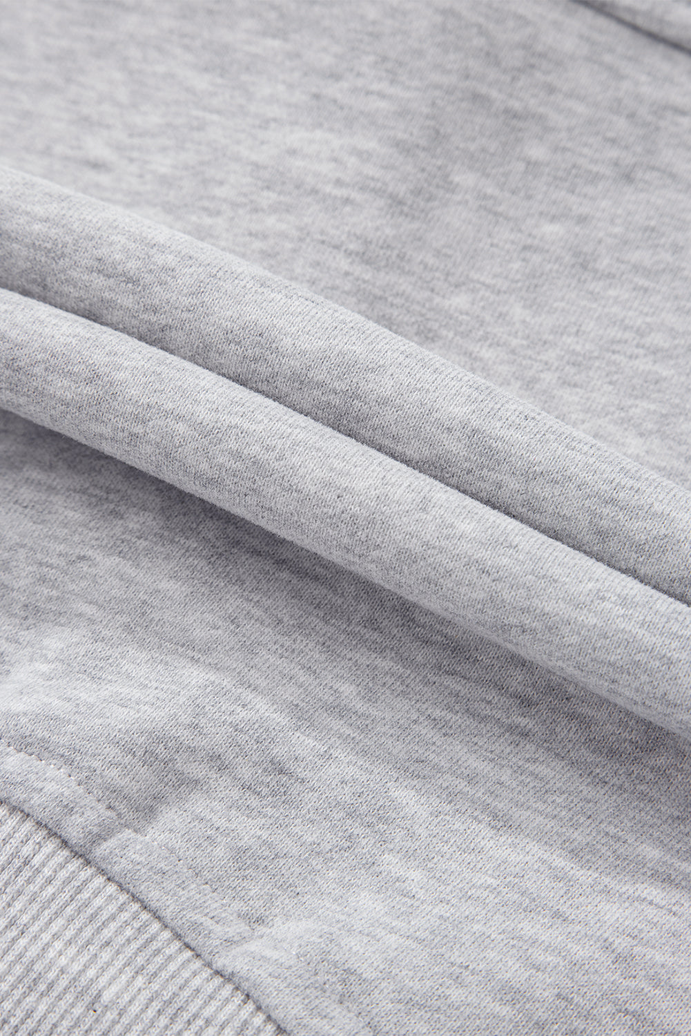 Hellgraues Sweatshirt mit Viertelreißverschluss, Stehkragen und Kängurutasche