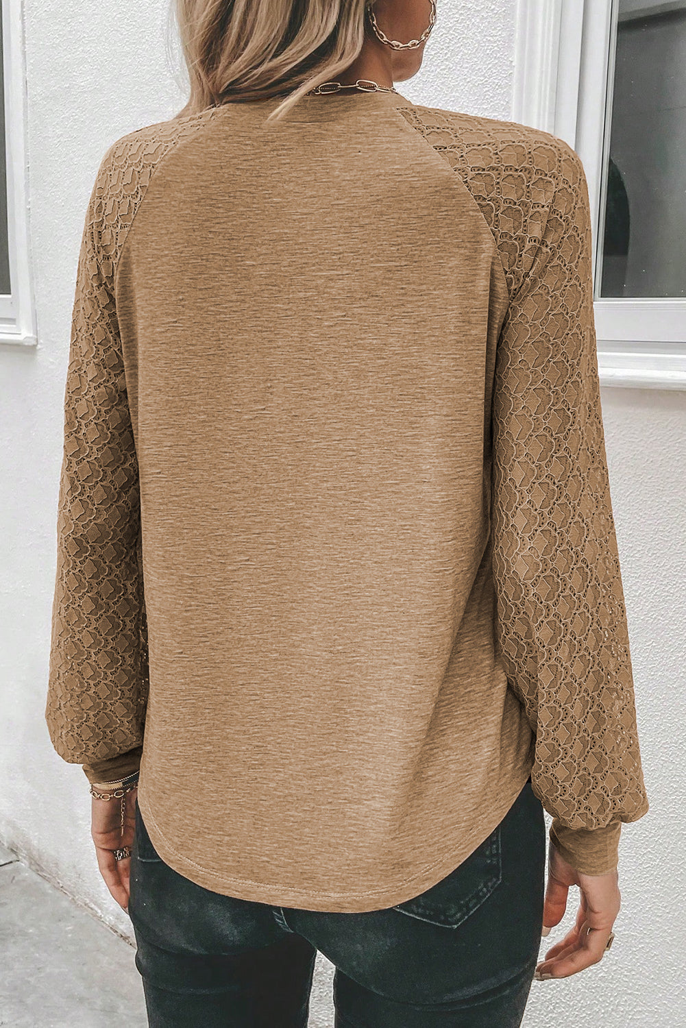Helles französisches Beige, kontrastierendes Spitzentop mit Raglanärmeln und Rundhalsausschnitt