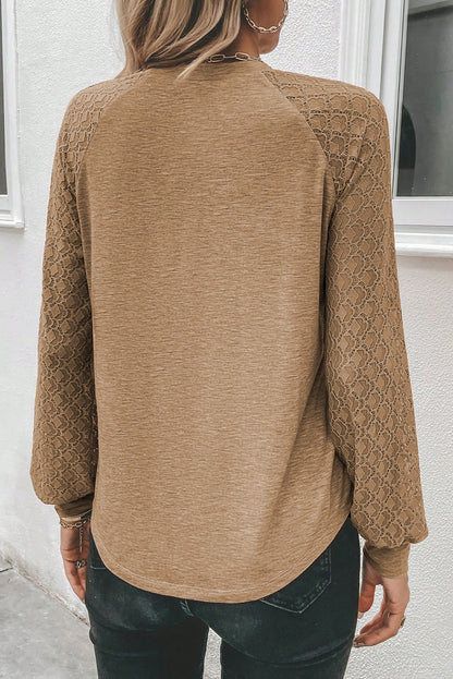 Helles französisches Beige, kontrastierendes Spitzentop mit Raglanärmeln und Rundhalsausschnitt