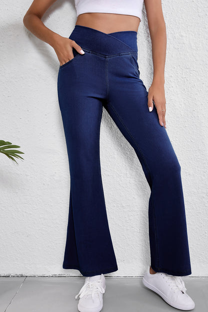 Dunkelblaue, einfarbige Schlagjeans mit gekreuzter High Waist