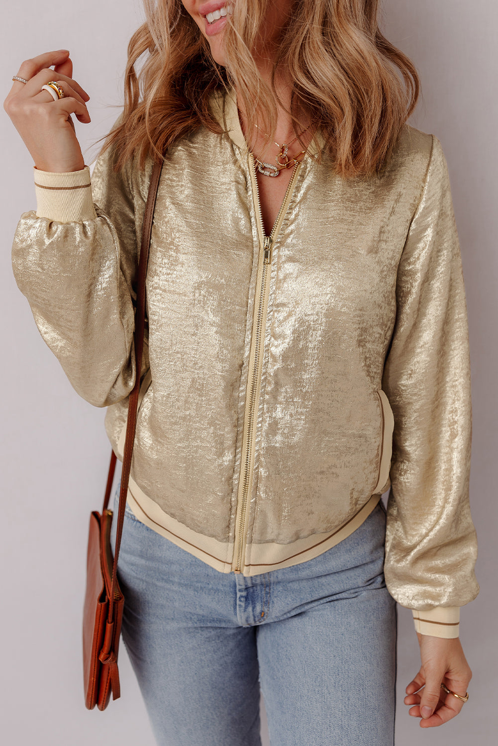 Hellkhakifarbene Baseballjacke mit Reißverschluss in Metallic-Optik