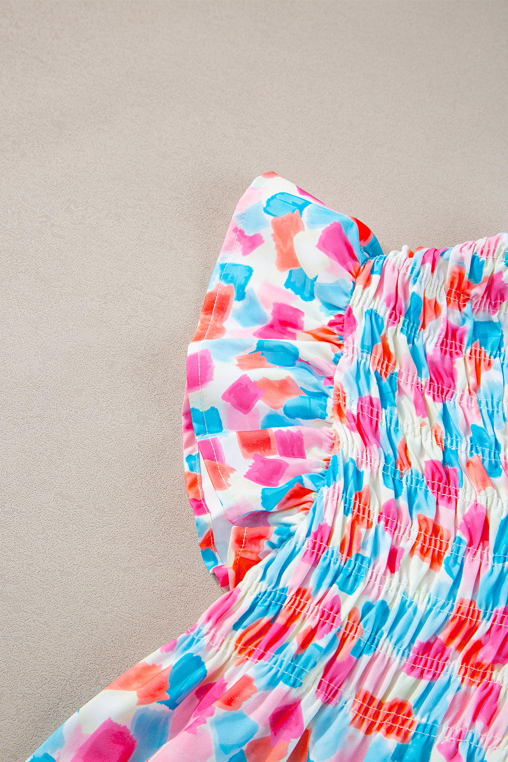 Himmelblaue Bluse mit geraffter Passe und abstraktem Print