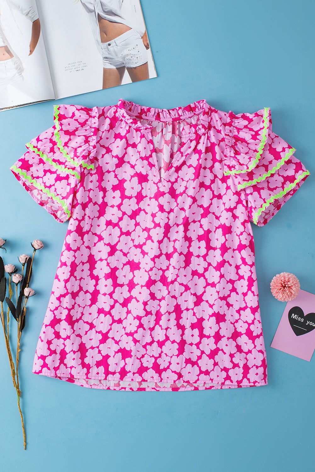 Rosa Bluse mit floralem Kontrastmuster und Zickzackmuster und Rüschenärmeln