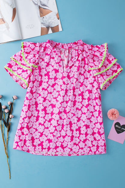 Rosa Bluse mit floralem Kontrastmuster und Zickzackmuster und Rüschenärmeln