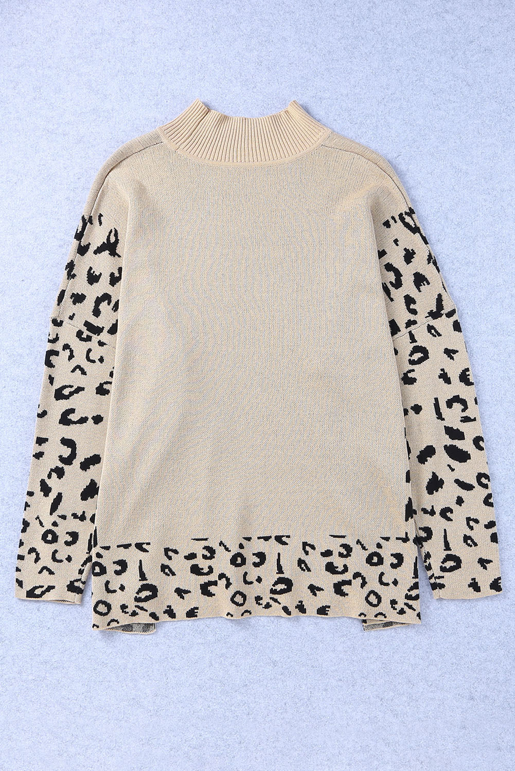 Khakifarbener Oversize-Pullover mit Leopardenmuster und hohem Kragen sowie Seitenschlitz