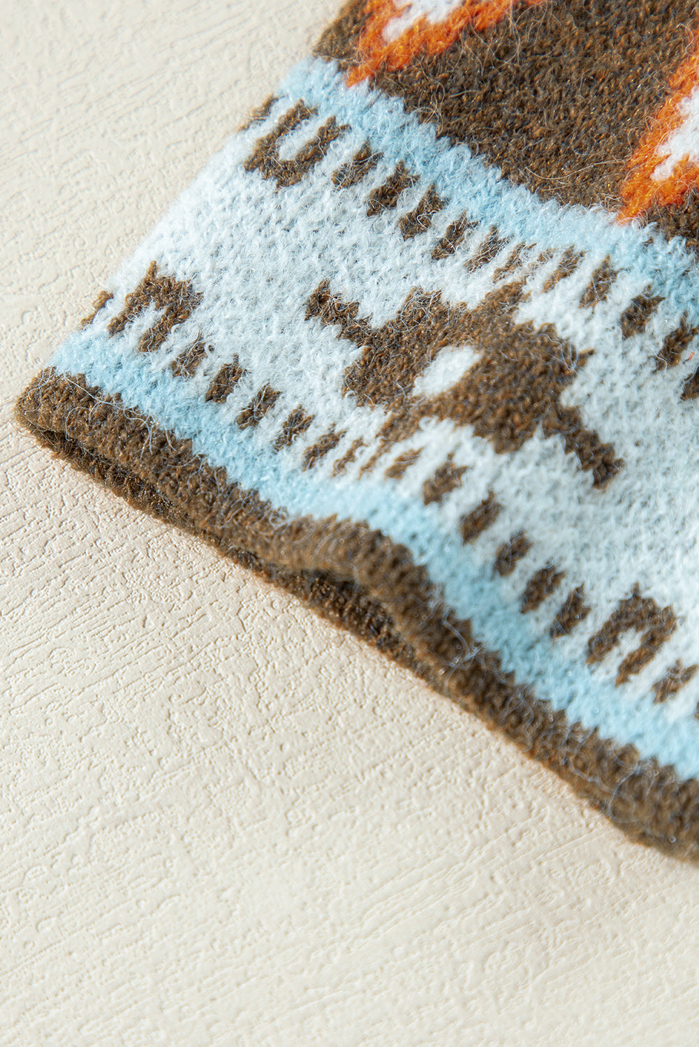 Braune Strickjacke mit offenem Vorderteil und Aztekenmuster