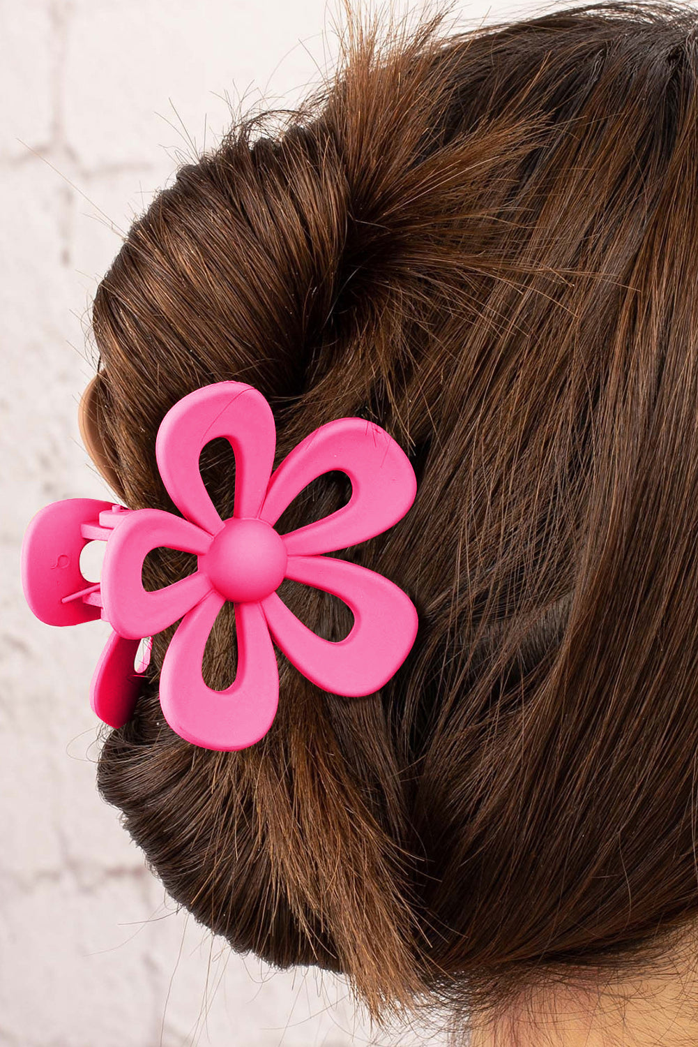 Rosenroter süßer Krallenclip in Form einer ausgehöhlten Blume