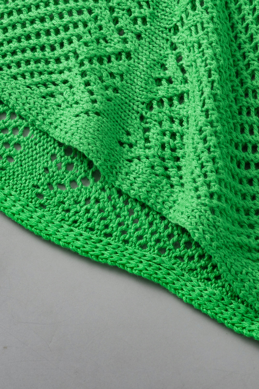 Grünes, kurzärmliges Pointelle-Stricktop mit Muschelsaum