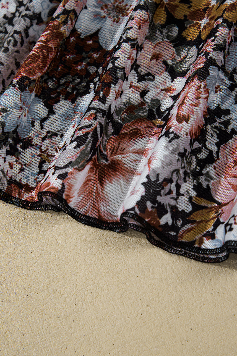 Braune, florale, langärmlige Etui-Bluse aus Netzstoff mit hohem Halsausschnitt