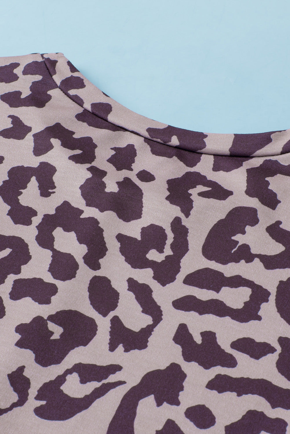 Schwarzes Sweatshirt mit Leoparden-Patchwork und Schlitzen im Bischofsärmel-Stil