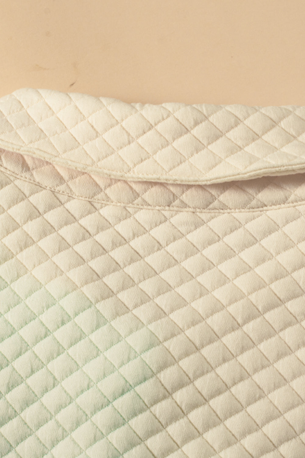 Grüne Steppjacke mit Patchwork-Patchwork-Klappentasche und Farbblock