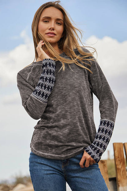 Graues, geripptes Langarm-Top mit Azteken-Patchwork