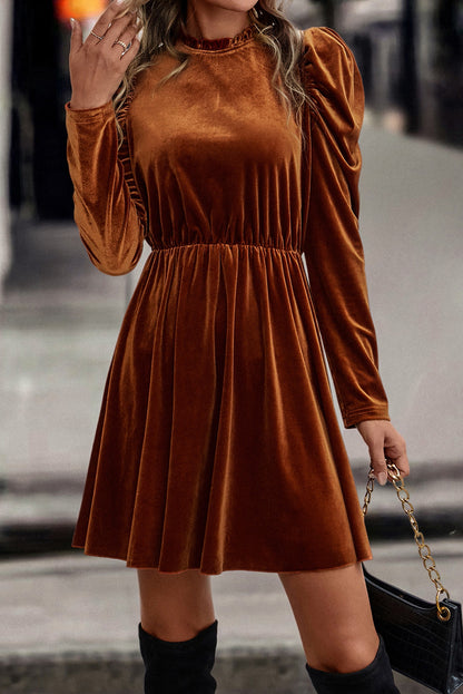 Kastanienbraunes Swing-Kleid aus Samt mit Rüschenkragen und Gigot-Ärmeln
