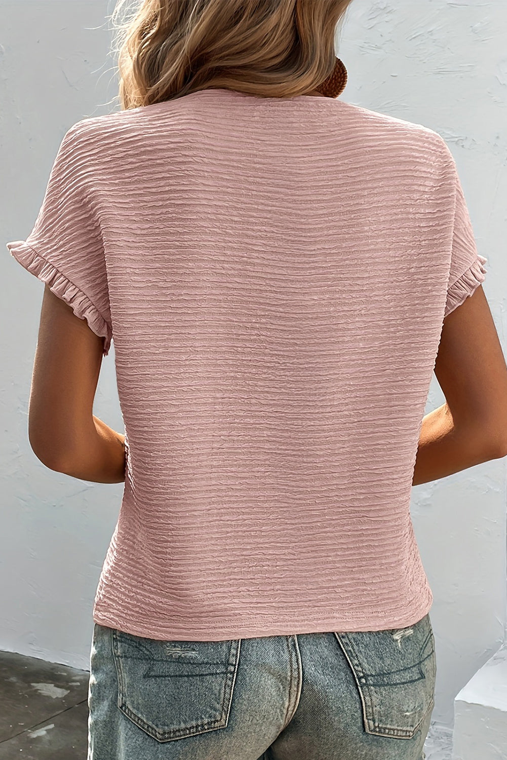 Hellrosa Bluse mit Rüschen und einfarbiger Struktur