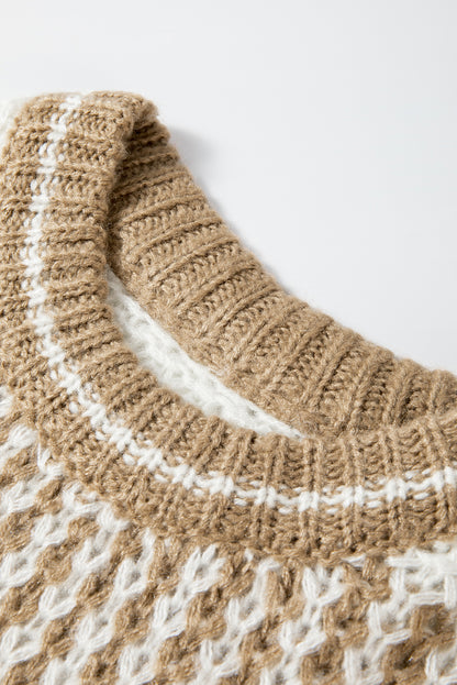 Brauner Pullover mit Streifen, tief angesetzter Schulterpartie und Rundhalsausschnitt