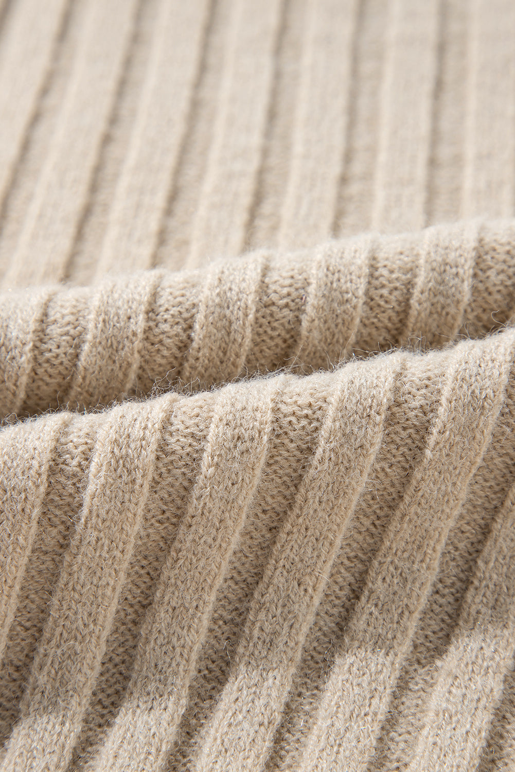 Khakifarbener Pullover mit Zopfmuster und Colorblock-Muster, Rundhalsausschnitt und überschnittener Schulter