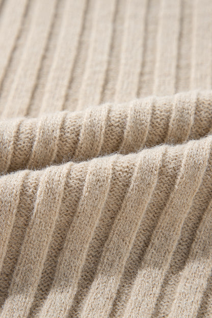 Khakifarbener Pullover mit Zopfmuster und Colorblock-Muster, Rundhalsausschnitt und überschnittener Schulter