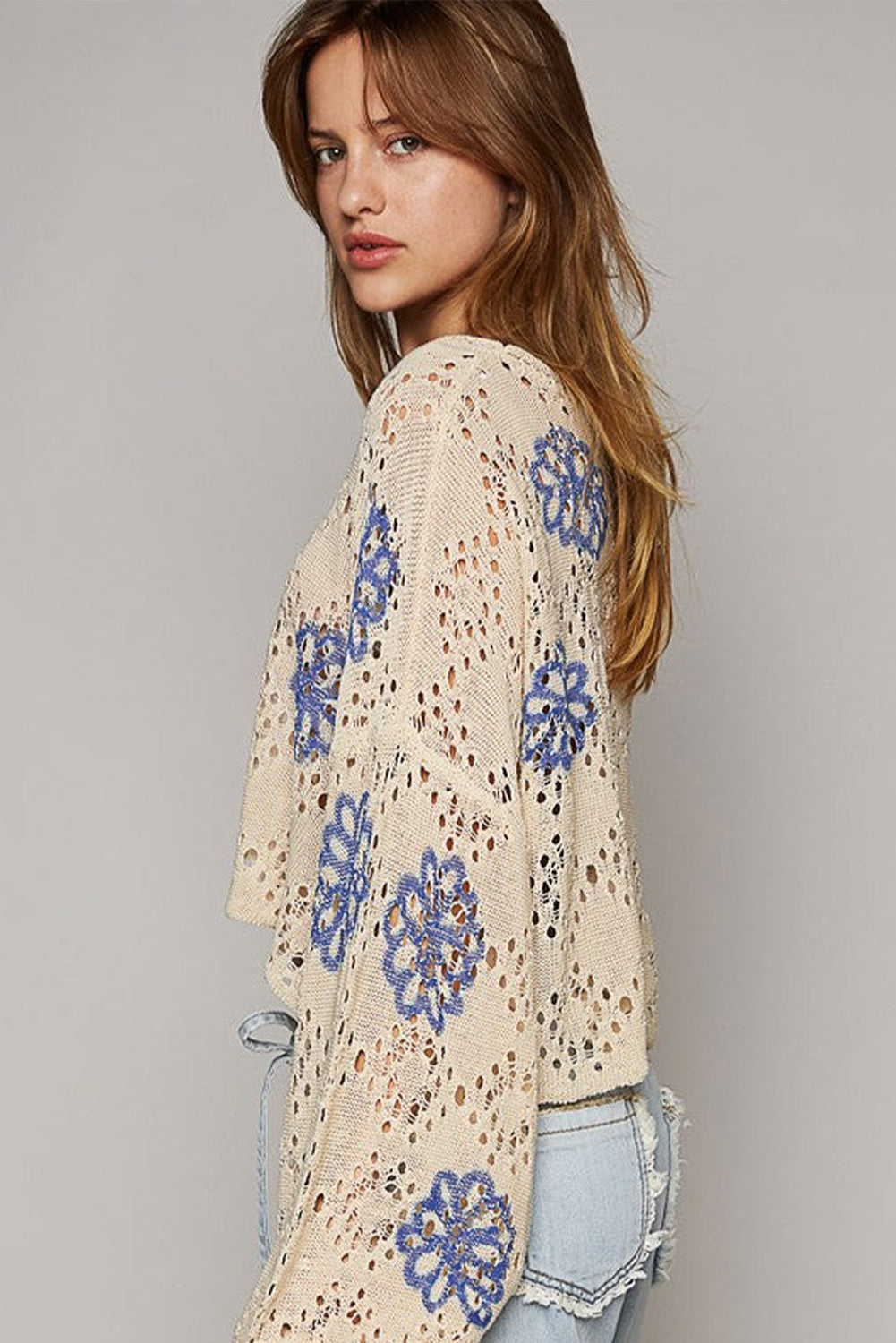 Beigefarbener Pullover mit kontrastierendem Blumenmuster und überschnittener Schulter