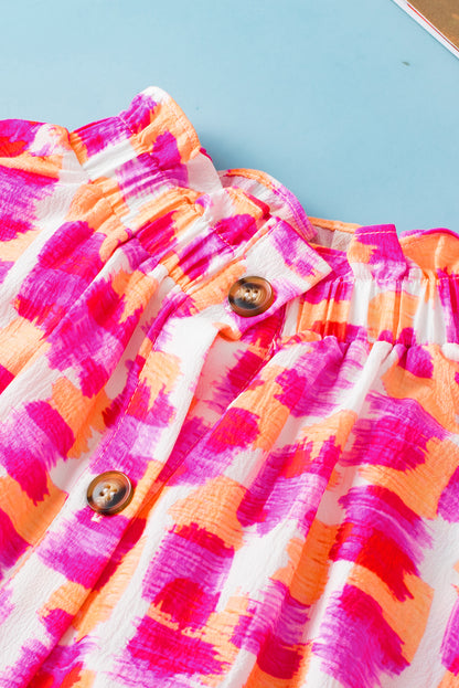Rosa Bluse mit abstraktem Print und hohem Kragen, Knopfleiste hinten und Rüschen