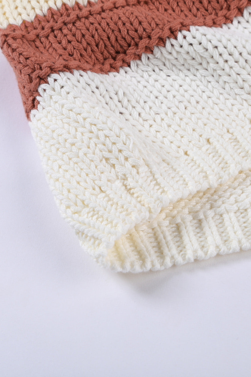 Gestrickter Pullover mit V-Ausschnitt und Laternenärmeln