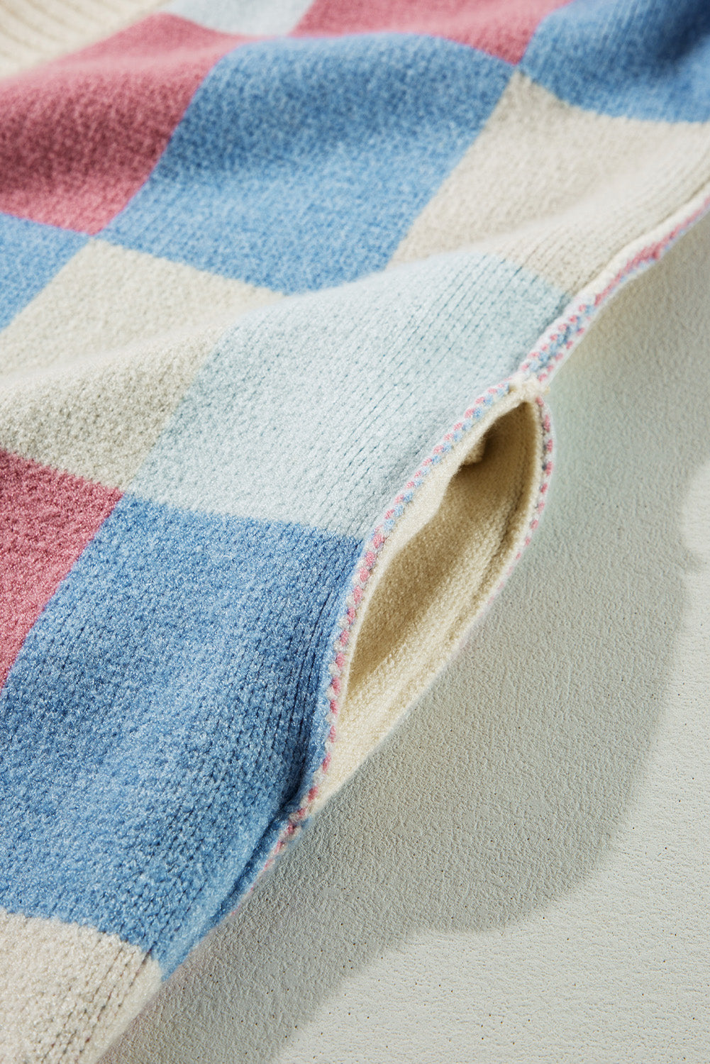Hellblauer karierter Cardigan mit überschnittener Schulter und sichtbaren Nähten, vorne offen