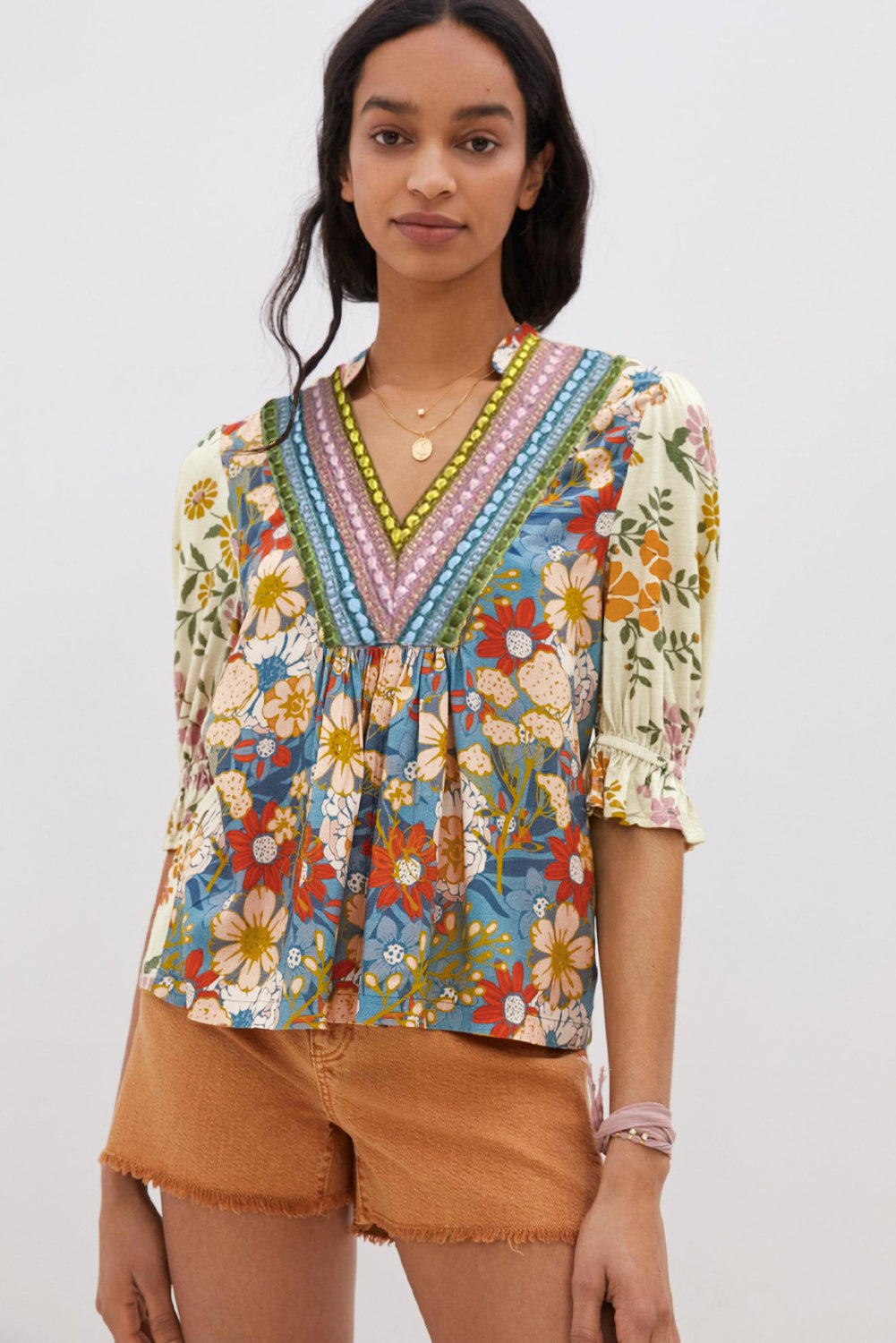 Mehrfarbige gehäkelte Boho-Blumenbluse mit V-Ausschnitt und halben Ärmeln