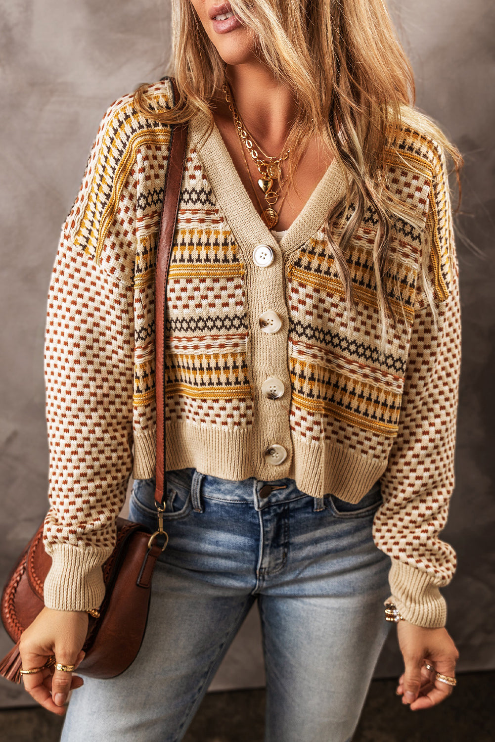 Khakifarbene, kurze Strickjacke mit V-Ausschnitt und Knöpfen