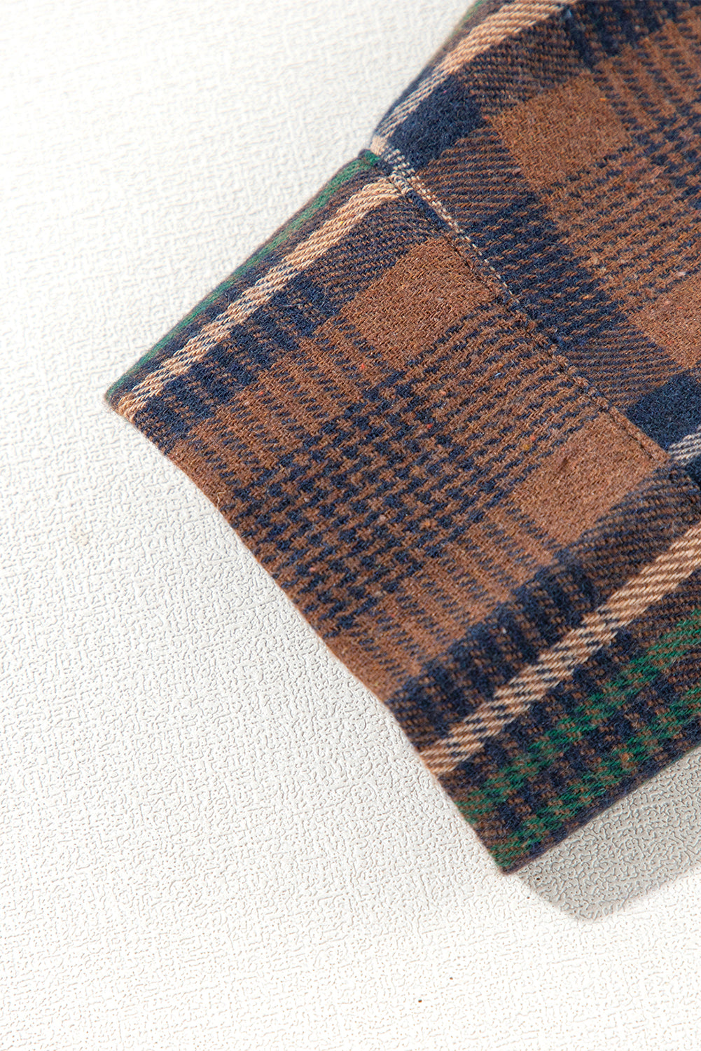 Braune Hemdjacke mit Karomuster und Brusttaschen mit Knöpfen