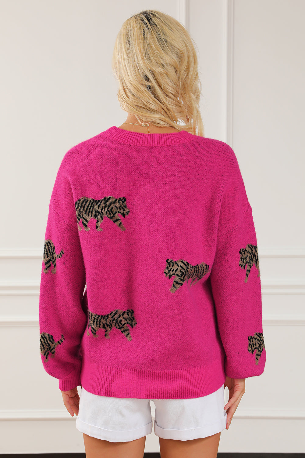 Rosaroter, lässiger Strickpullover mit wildem Tiermuster