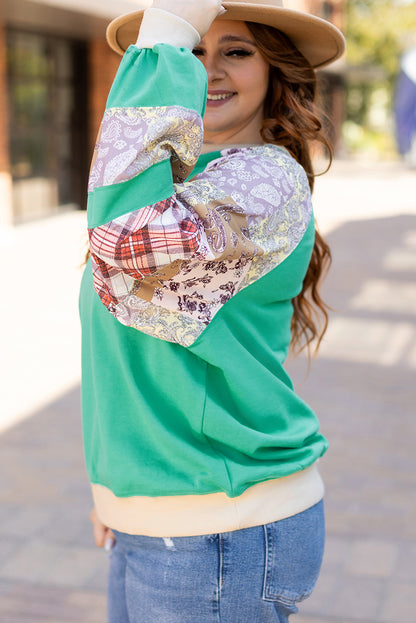 Himmelblaues Sweatshirt mit Raglanärmeln und kariertem Blumenmuster in Übergröße