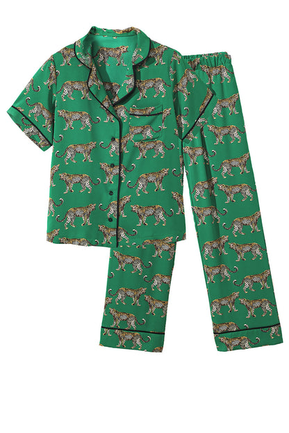 Grünes Pyjama-Set mit kurzärmligem Hemd und Hose im Gepardenmuster