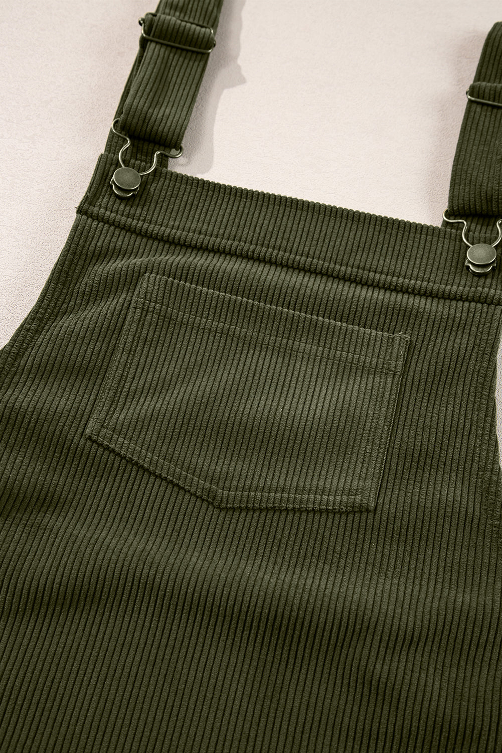Vineyard Green – Ärmelloses Cord-Overallkleid mit einfarbigen Vordertaschen