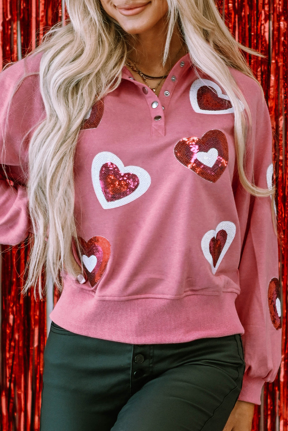Rosa Sweatshirt mit Pailletten und Herz-Druckknöpfen in Mineralwaschung und Kragen