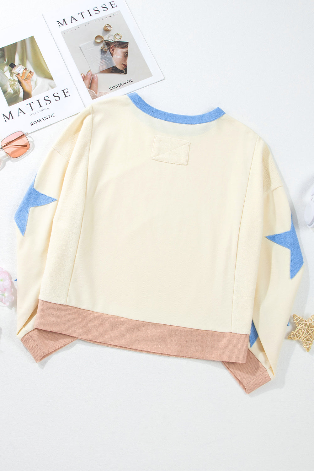 Beiges Oversize-Sweatshirt mit Stern-Patchwork und sichtbaren Nähten