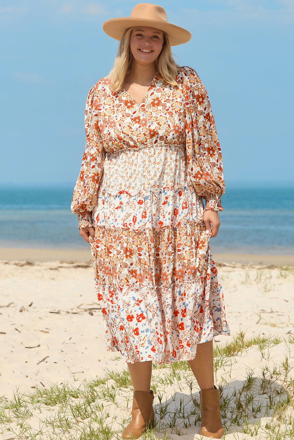 Khakifarbenes Maxikleid mit Blumenmuster und Rüschen in Übergröße