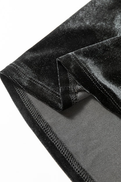 Schwarzes, ärmelloses Minikleid aus Samt mit quadratischem Ausschnitt und hoher Taille und Taschen