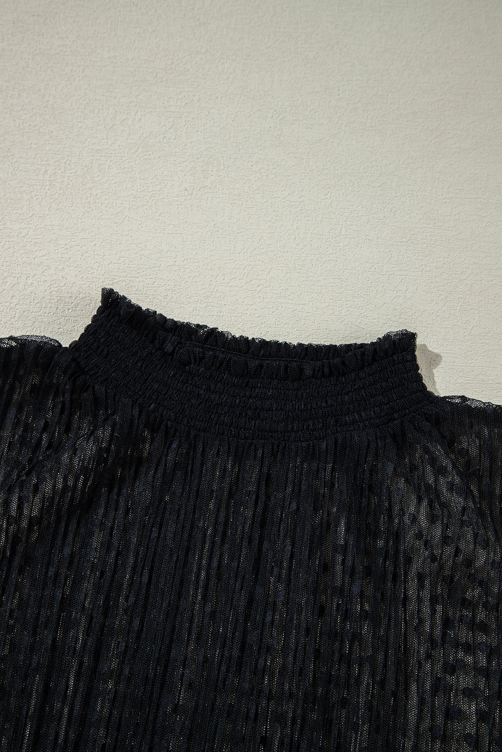 Schwarze Bluse mit transparenter Spitze und Stehkragen und langen Ärmeln