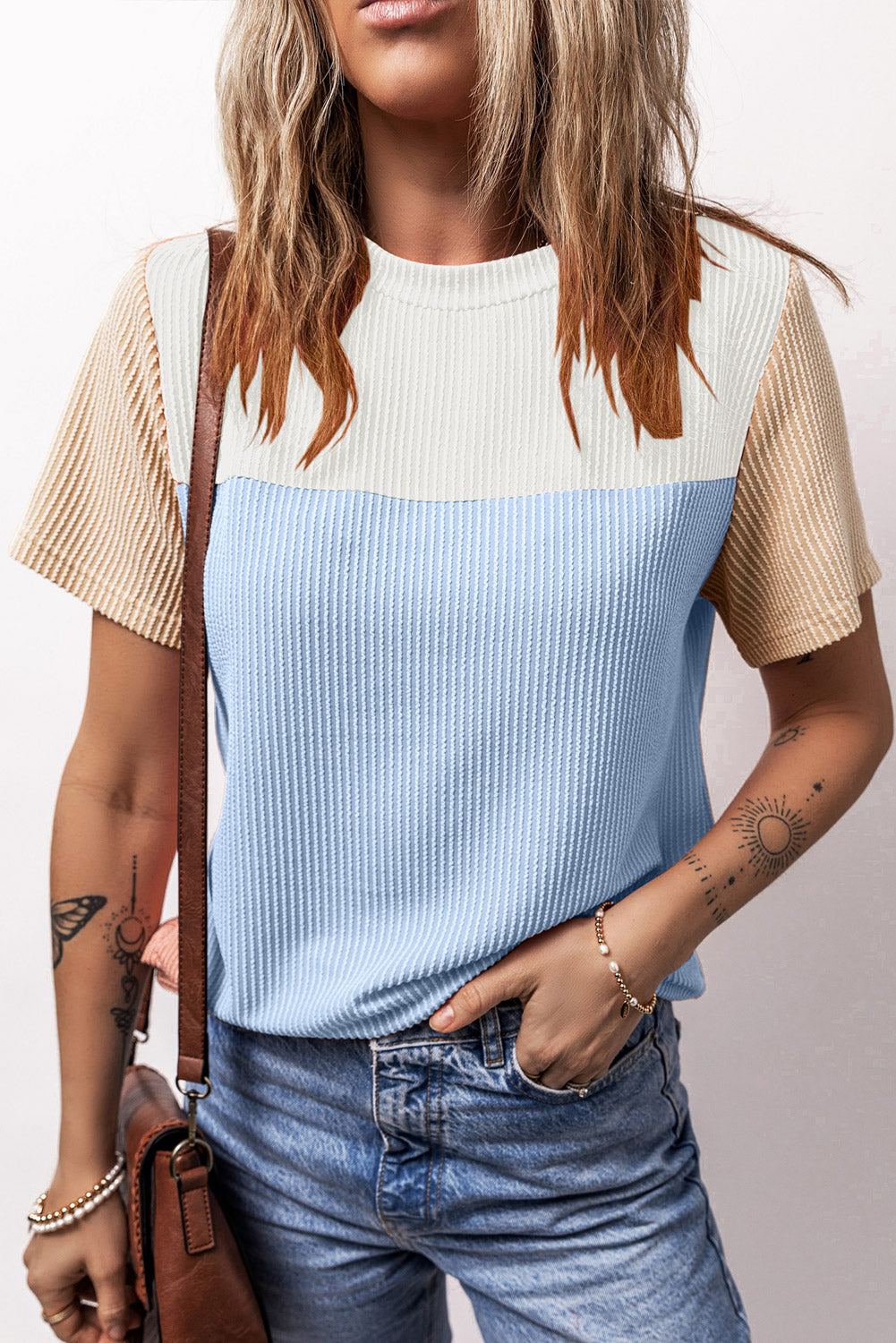 Hellblaues T-Shirt mit gerippter Struktur und Colorblock-Muster