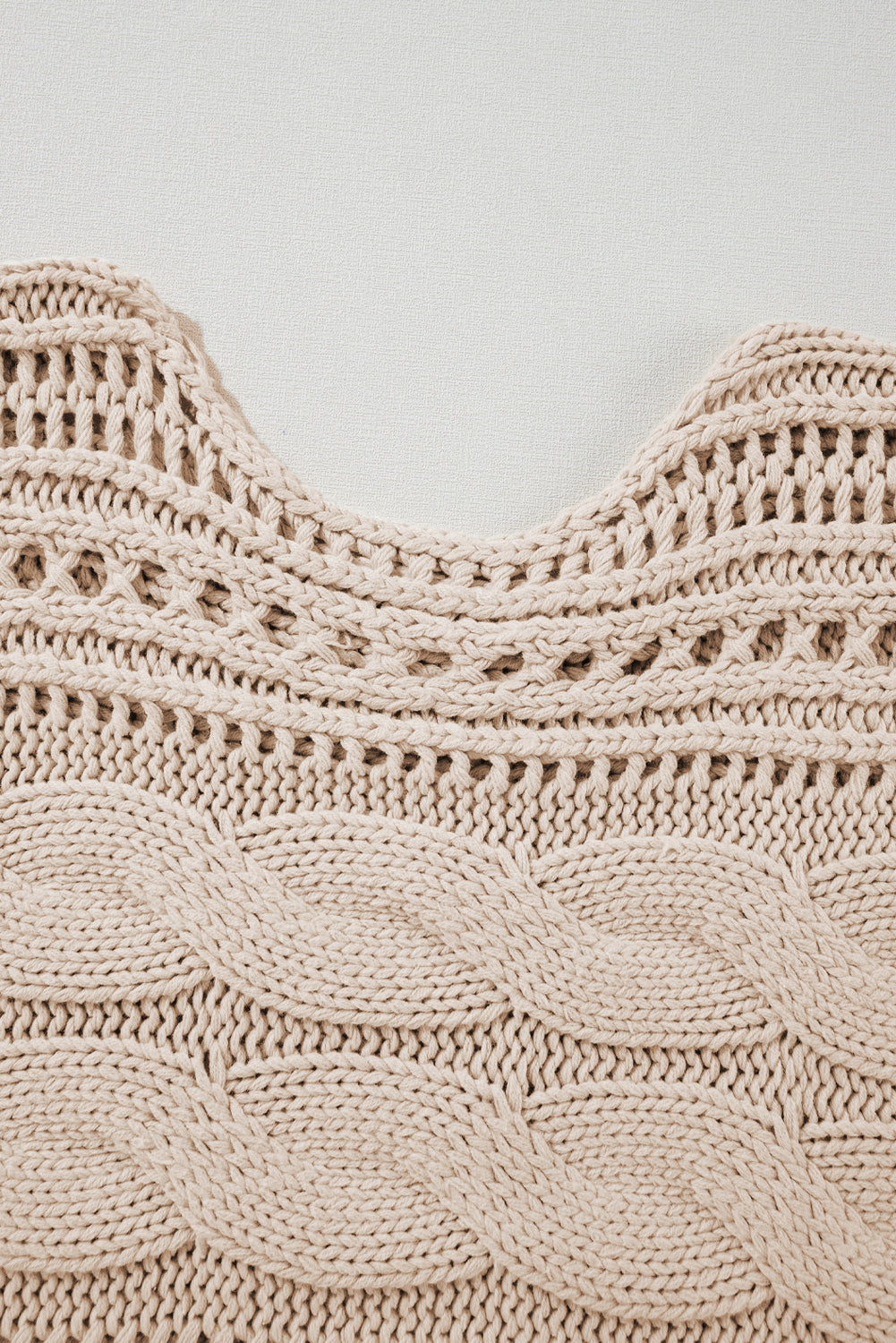 Rauchgrauer kurzer Pullover mit Hohlsaum und Zopfmuster