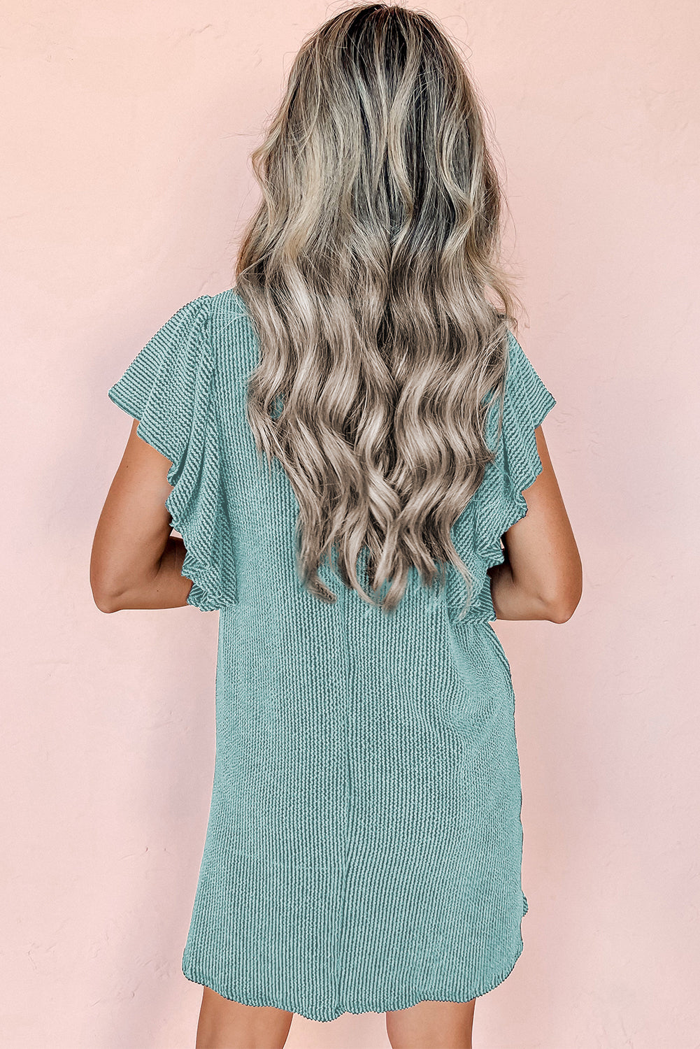 Aruba – Blaues, strukturiertes Minikleid mit Rüschen und Flatterärmeln