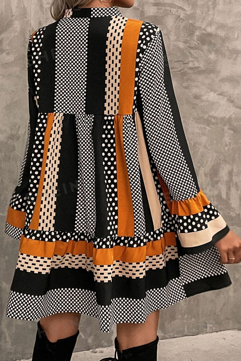 Schwarzes Minikleid mit V-Ausschnitt, gestreiftem Polka Dot-Print und Rüschensaum