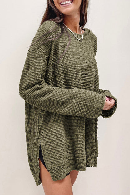 Grünes Oversize-Oberteil mit hohen Schlitzen und Waffelstrick