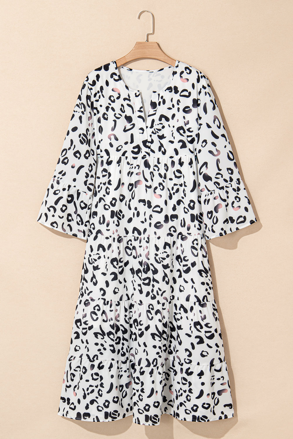 Weißes Maxikleid mit Leopardenmuster und V-Ausschnitt und lockerer Passform
