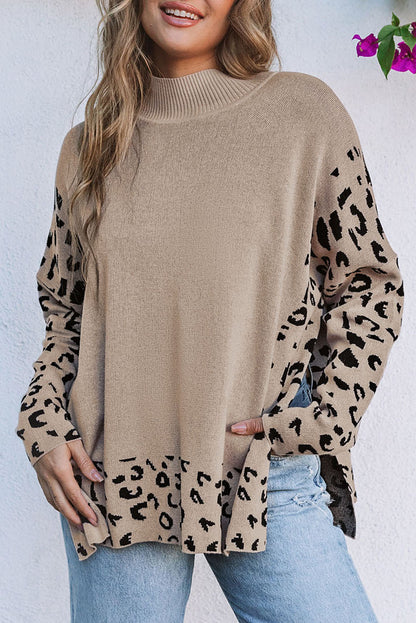 Khakifarbener Oversize-Pullover mit Leopardenmuster und hohem Kragen sowie Seitenschlitz