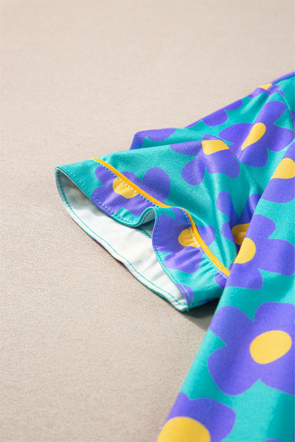 Grünes Pyjama-Set mit kurzärmligem Hemd und Blumenmuster