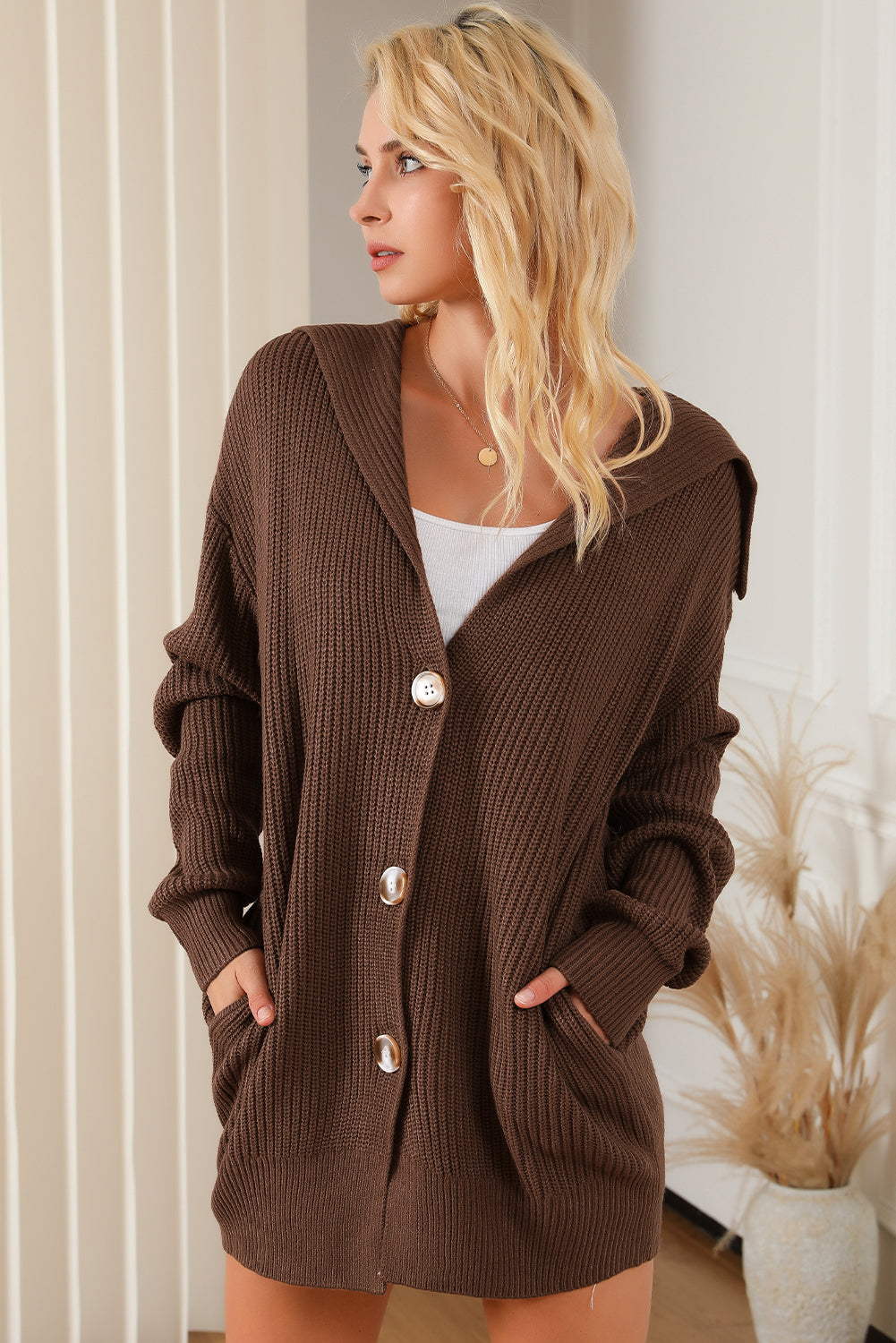 Braune Strickjacke mit grobem Strick und Reverskragen zum Knöpfen