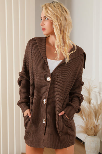 Braune Strickjacke mit grobem Strick und Reverskragen zum Knöpfen