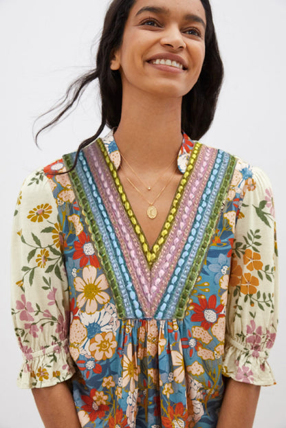 Mehrfarbige gehäkelte Boho-Blumenbluse mit V-Ausschnitt und halben Ärmeln