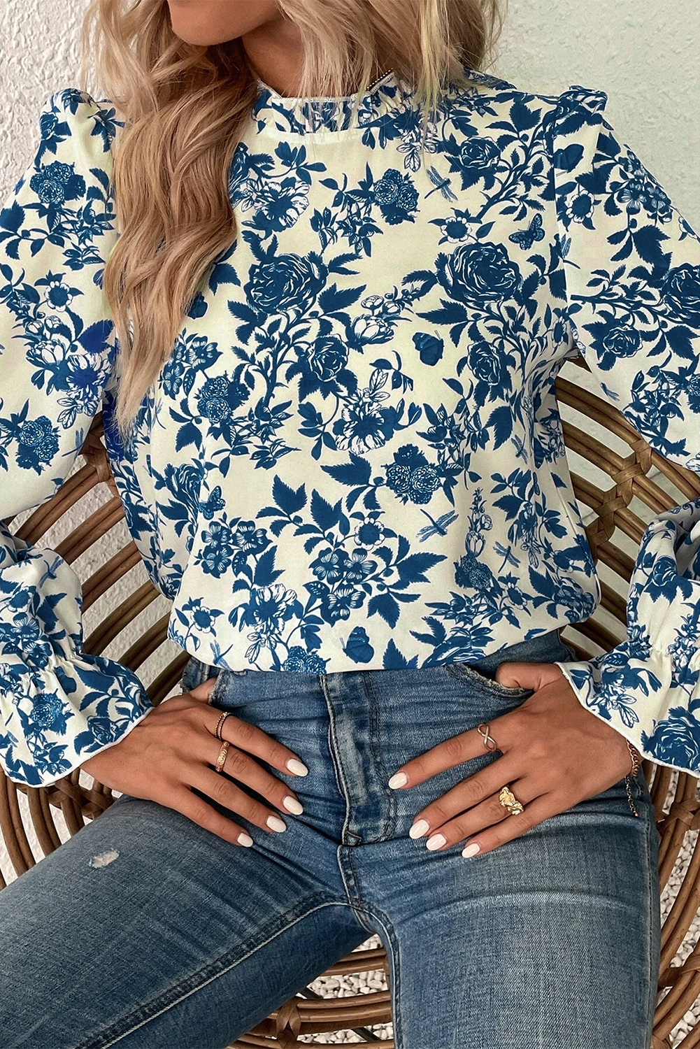 Himmelblaue Bluse mit Blumenmuster, Volantärmeln und Schlüsselloch hinten