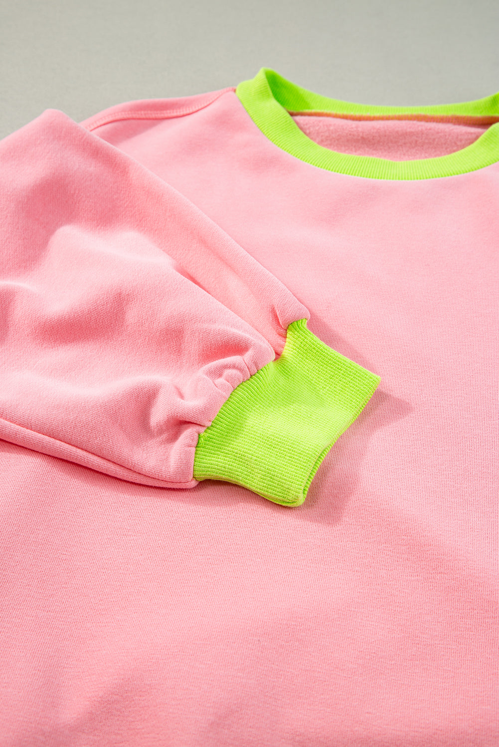 Rosa Sweatshirt mit Farbblock-Muster und Puffärmeln